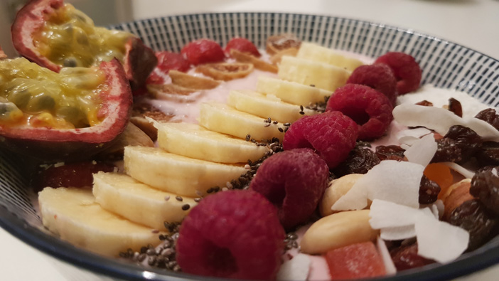 Eine Frühstücks Bowl mit Obst und Nüssen