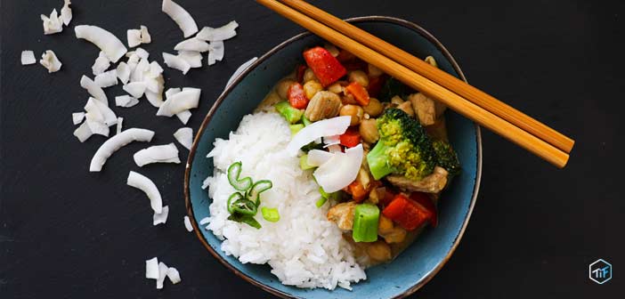 Mildes Curry mit buntem Gemüse und Reis