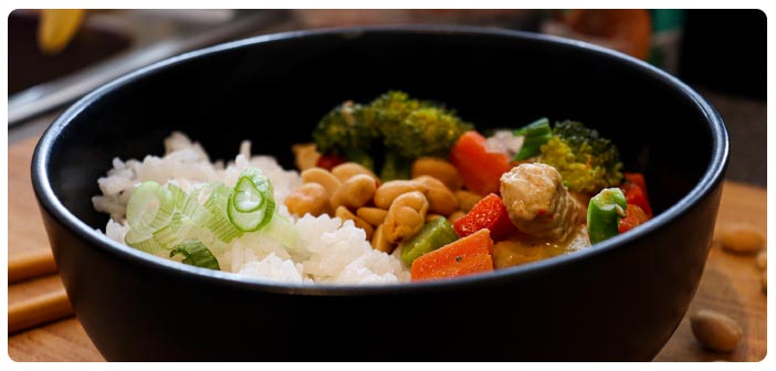 Mildes Curry mit buntem Gemüse und Reis